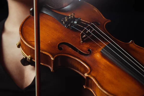 Partiell Bild Kvinnlig Musiker Som Spelar Symfoni Violin Isolerad Svart — Stockfoto