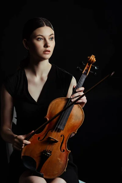 Belo Músico Profissional Segurando Violino Isolado Preto — Fotografia de Stock