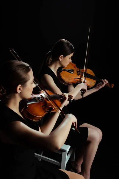 Dos Músicos Profesionales Que Tocan Música Clásica Violines Escenario Oscuro —  Fotos de Stock