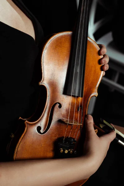 Vista Recortada Música Femenina Sosteniendo Violín Escenario Oscuro —  Fotos de Stock