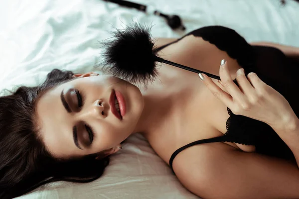 Sexig Vacker Kvinna Ligger Med Fjäder Kittlare Sängen — Stockfoto