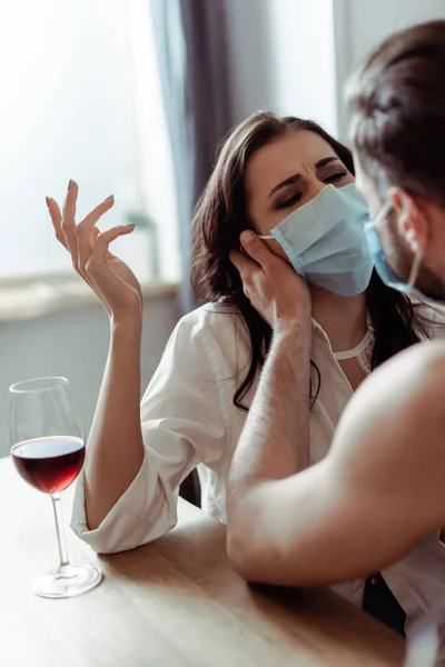 Hombre Con Joven Disgustado Mujer Máscara Médica Mesa — Foto de Stock