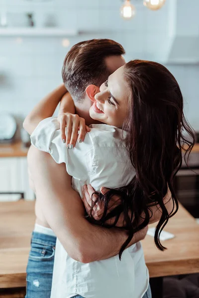 Mulher Feliz Abraçando Namorado Sem Camisa Sexy Cozinha — Fotografia de Stock