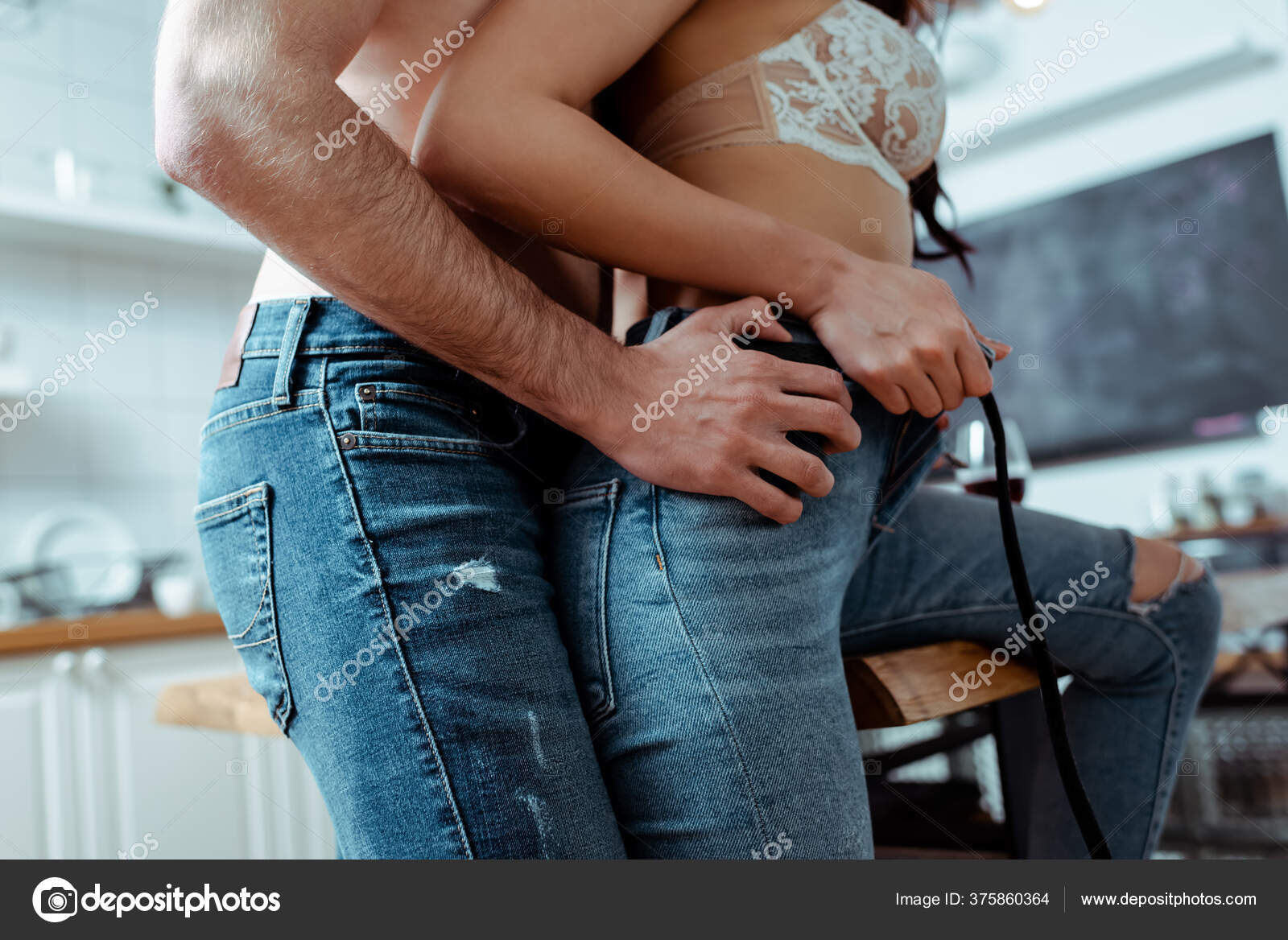 Pemandangan Pasangan Muda Seksi Dapur Jeans Stok Foto