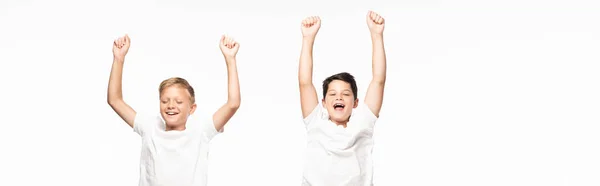 Plano panorámico de dos hermanos emocionados mostrando gesto ganador aislado en blanco - foto de stock