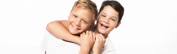 Tiro panorâmico de menino alegre brincando sufocante sorridente irmão isolado no branco — Fotografia de Stock