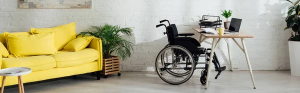 Intérieur du salon avec bureau et fauteuil roulant près de la table, panoramique — Photo de stock