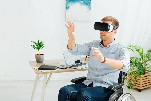 Homem com deficiência usando fone de ouvido de realidade virtual na sala de estar — Fotografia de Stock