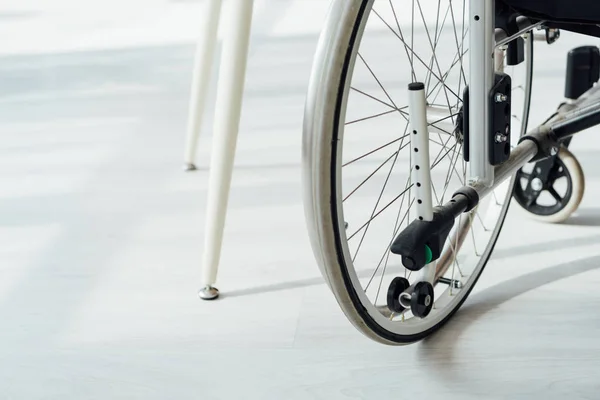 Крупним планом вид інвалідного візка на столові ніжки — стокове фото