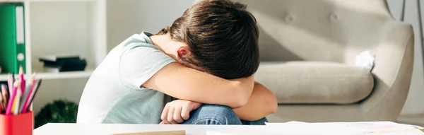 Панорамный снимок грустного ребенка с дислексией плачущего в клинике — стоковое фото