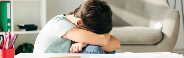 Plano panorámico de niño triste con dislexia llorando en la clínica - foto de stock