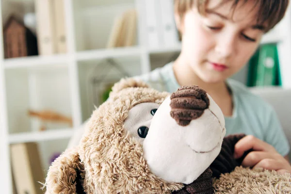 Selective focus of kid with dyslexia holding teddy bear — Stock Photo