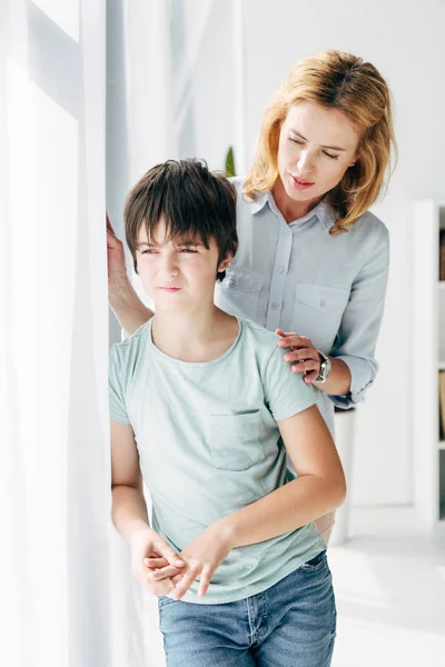 Child psychologist hugging and talking to kid with dyslexia — Stock Photo