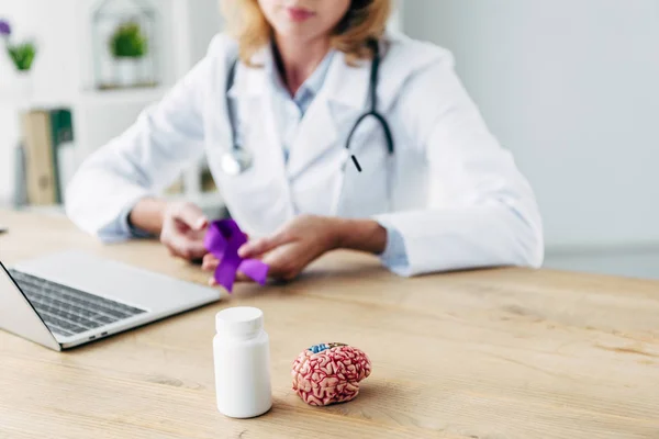 Selective focus of bottle with pills and model of brain on wooden table — Stock Photo