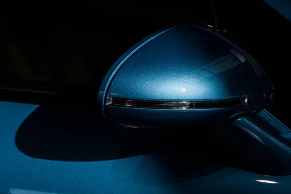 KYIV, UCRANIA - 7 de octubre de 2019: primer plano del espejo azul del coche en el moderno porshe - foto de stock
