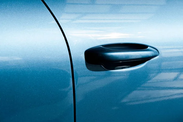 QUIIV, UCRÂNIA - OUTUBRO 7, 2019: close-up de alça de carro em luxo porshe azul — Fotografia de Stock