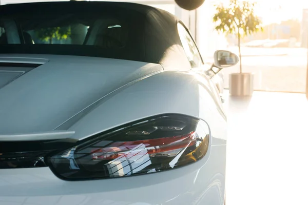 KYIV, UKRAINE - 7 OCTOBRE 2019 : mise au point sélective du porche de luxe blanc dans le showroom automobile — Photo de stock