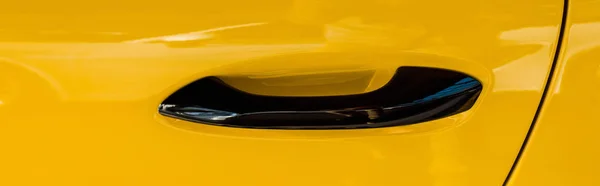 KYIV, UCRAINA - 7 OTTOBRE 2019: colpo panoramico della maniglia dell'auto nel porshe giallo di lusso — Foto stock