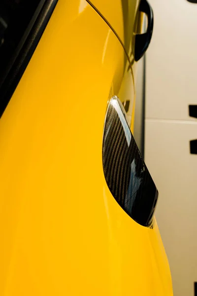 KYIV, UKRAINE - 7 OCTOBRE 2019 : vue de dessus du porche jaune de luxe dans la salle d'exposition de la voiture — Photo de stock