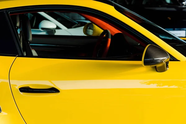 KYIV, UCRANIA - 7 DE OCTUBRE DE 2019: puerta de coche de color amarillo y brillante porshe - foto de stock