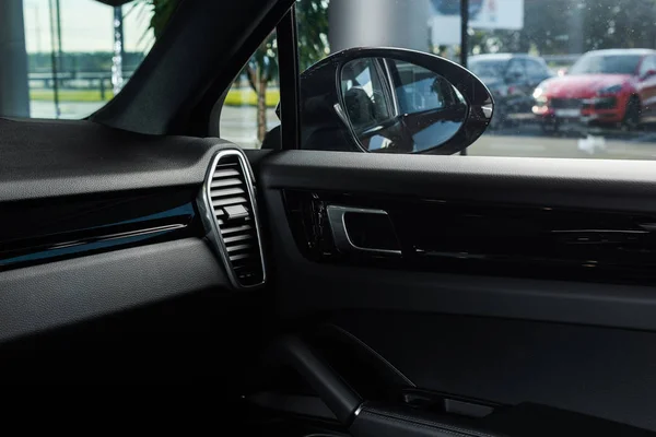 Київ, Україна - 7 жовтня 2019: Двері автомобіля з ручкою автомобіля біля кондиціонера в новій сучасній порші. — Stock Photo