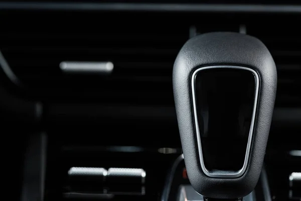 QUIIV, UCRÂNIA - OUTUBRO 7, 2019: close up of gear shift in new luxury porshe — Fotografia de Stock