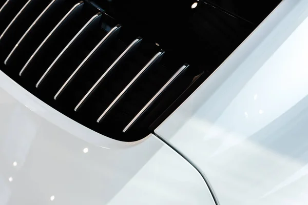 QUIIV, UCRÂNIA - OUTUBRO 7, 2019: close-up de grades de carro em branco porshe moderno — Fotografia de Stock