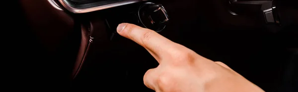 QUIIV, UCRÂNIA - OUTUBRO 7, 2019: tiro panorâmico do botão de pressão do motorista no porshe moderno — Fotografia de Stock