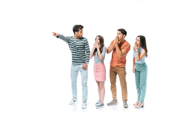 Excité homme pointant et montrant quelque chose à des amis surpris, isolé sur blanc — Photo de stock