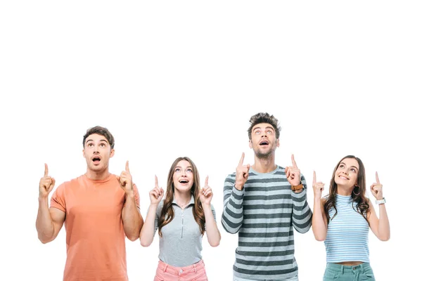 Amigos conmocionados apuntando hacia arriba aislado en blanco - foto de stock