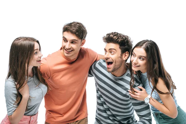 Amigos sorprendidos gritando y abrazándose juntos aislados en blanco - foto de stock