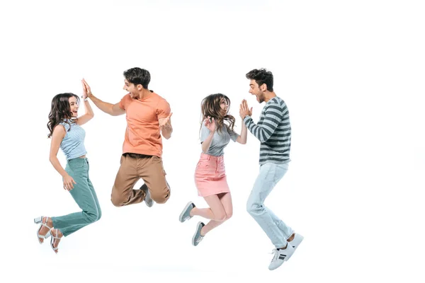 Amigos emocionados saltando con triunfo, aislados en blanco - foto de stock