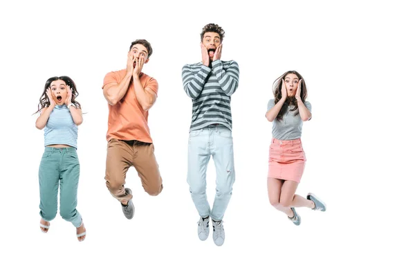 Amigos emocionados gritando y saltando, aislados en blanco - foto de stock