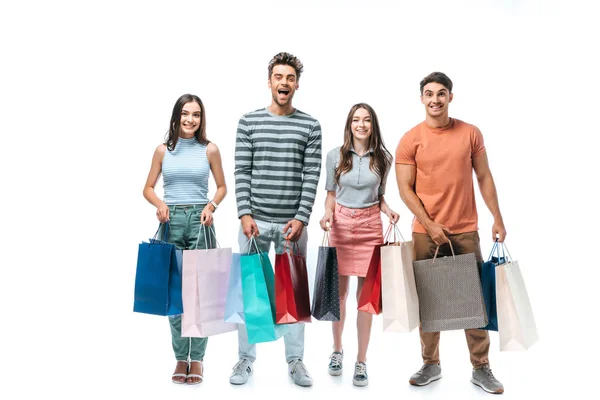 Glückliche Freunde, die Einkaufstüten zusammenhalten, isoliert auf weiß — Stockfoto