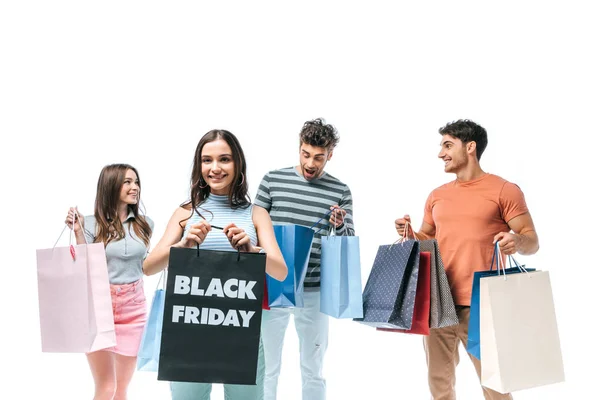 Amici sorridenti che tengono borse della spesa il venerdì nero, isolati su bianco — Foto stock