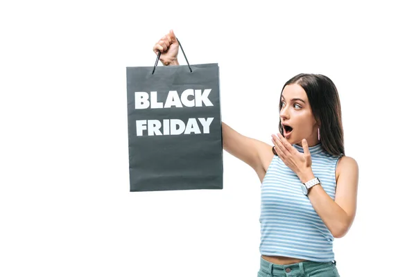 Schockierte Frau mit Einkaufstasche am schwarzen Freitag, isoliert auf weiß — Stockfoto