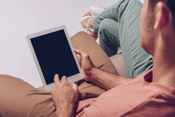 Vista recortada de pareja usando tableta digital con pantalla en blanco juntos aislados en gris - foto de stock