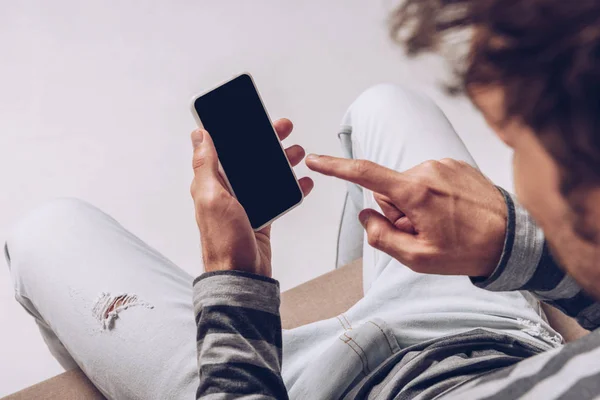 Abgeschnittene Ansicht eines Mannes mit Smartphone mit leerem Bildschirm isoliert auf grau — Stockfoto