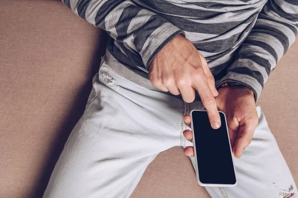 Vista cortada do homem usando smartphone com tela em branco — Fotografia de Stock