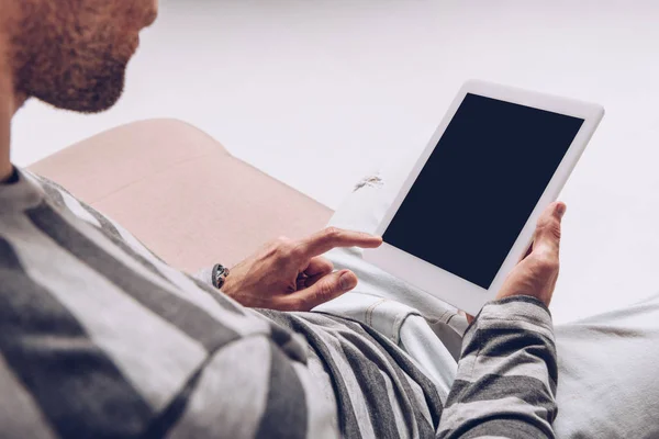 Vue recadrée de l'homme à l'aide d'une tablette numérique avec écran blanc isolé sur gris — Photo de stock