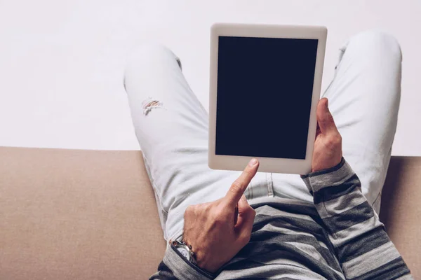 Vista parcial del hombre utilizando tableta digital con pantalla en blanco aislada en gris - foto de stock