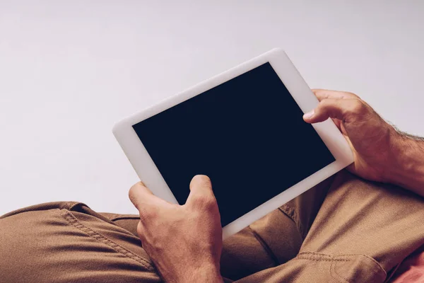 Vue partielle de l'homme à l'aide d'une tablette numérique avec écran blanc isolé sur gris — Photo de stock