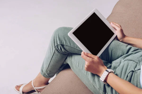 Vue recadrée de fille à l'aide d'une tablette numérique avec écran blanc, isolé sur gris — Photo de stock