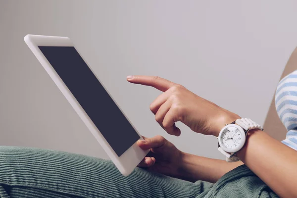 Vue recadrée de la femme à l'aide d'une tablette numérique avec écran blanc, isolé sur gris — Photo de stock