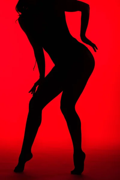 Silueta negra de chica sensual en rojo - foto de stock
