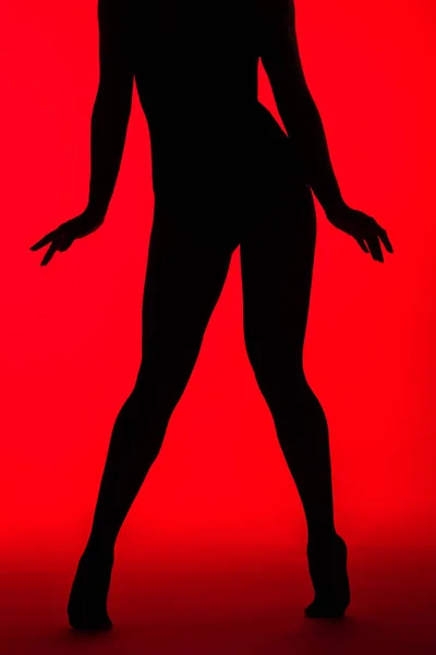 Schwarze Silhouette einer sinnlichen Frau auf Rot — Stockfoto