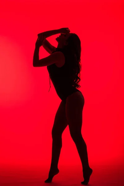 Silhouette de belle fille passionnée, isolée sur rouge — Photo de stock