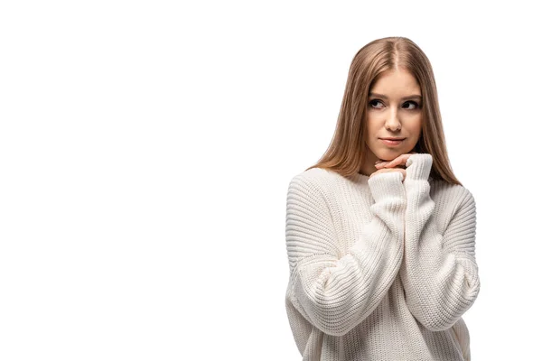 Atraente mulher pensativa posando em suéter branco, isolado em branco — Fotografia de Stock