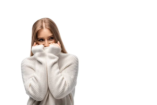 Счастливая холодная молодая женщина в белом свитере, изолированная на белом — стоковое фото