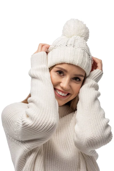 Schöne Frau posiert in weißem Strickpullover und Hut, isoliert auf weiß — Stockfoto